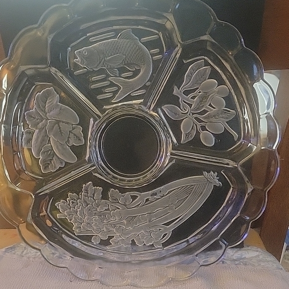Indiana Glass Other - Indiana Glass 5 part service glass tray. Round, 12". Heavy and NO CALL OUTS